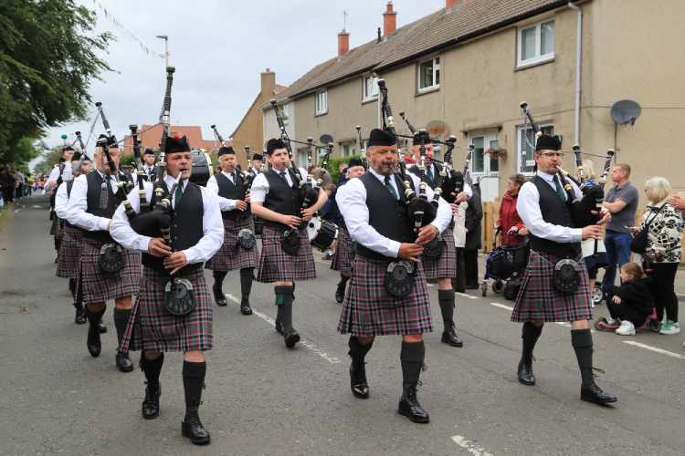 AK0I0018 Borthwick and District Pipe Band at front of parade (1)