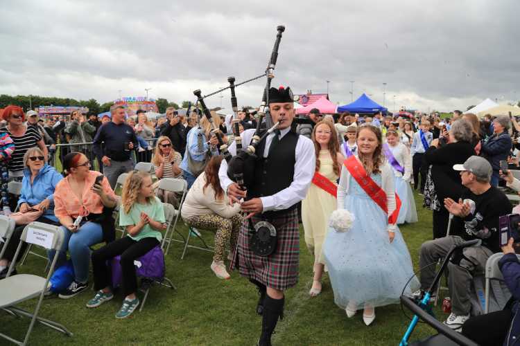 AK0I0278 Piper Ross Nicholson leads in the Gala Court