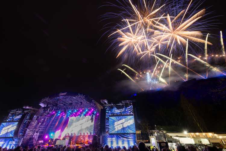 Edinburgh Hogmanay_02-Fireworks-10pm11pm_Credit Roberto Ricciuti