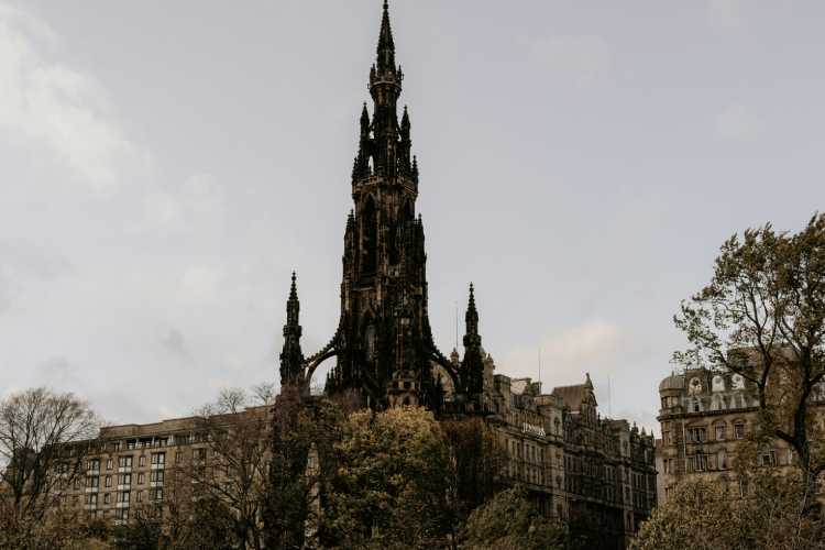 Scott Monument (photo by Toa Heftiba)